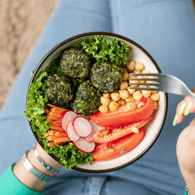 Healthy plant-based meal for college students, featuring fresh vegetables, grains, and protein-packed ingredients.